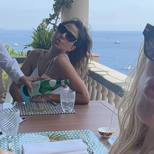Kate Hudson in Costa d'Amalfi, per l'attrice relax a Positano e tappa di gusto a Nerano 