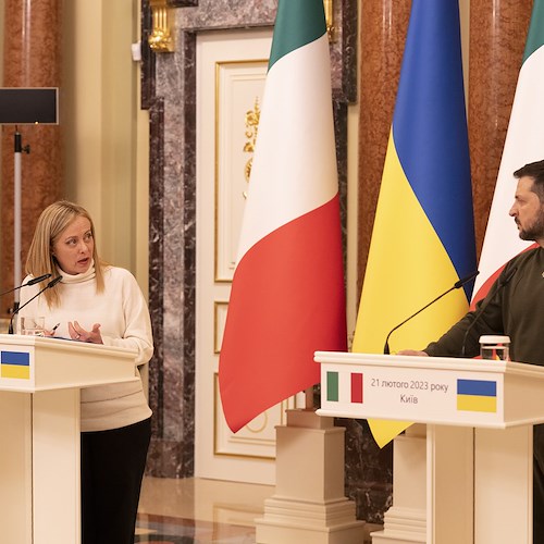 Kiev, Meloni a Zelensky: «In attesa di negoziato supporteremo l'Ucraina militarmente e finanziariamente»