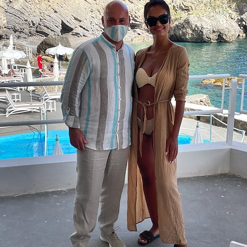 Klaudia El Dursi, la presentatrice di TVN in Costiera Amalfitana per lavoro 