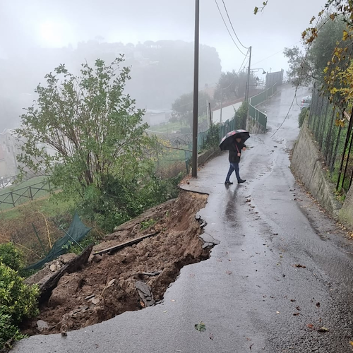 L’allerta “arancione” fa danni in Costa d’Amalfi: strada franata a Scala e fiume di fango a Positano