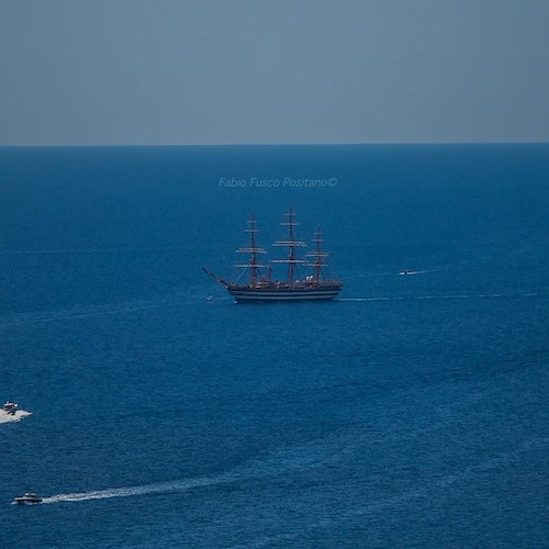 L'Amerigo Vespucci: l'orgoglio della Marina Militare al largo di Positano / FOTO