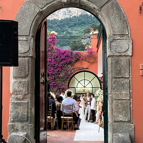 L'amore trionfa a Positano, la pianista Rossina Grieco convola a nozze nella suggestiva Villa dei Fisici / FOTO 