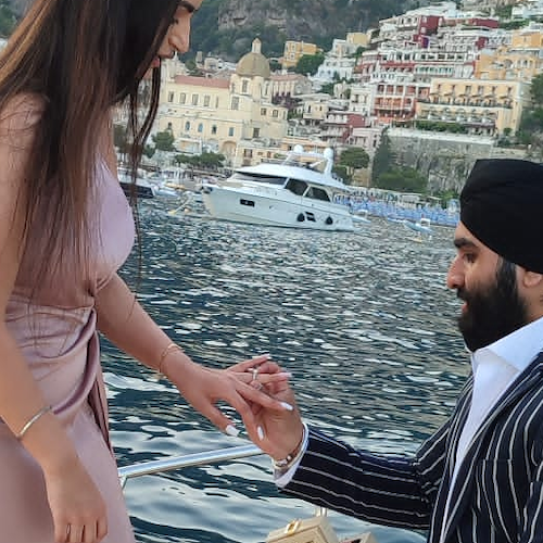L'amore trionfa a Positano, proposta di matrimonio in barca al largo della Città Verticale 