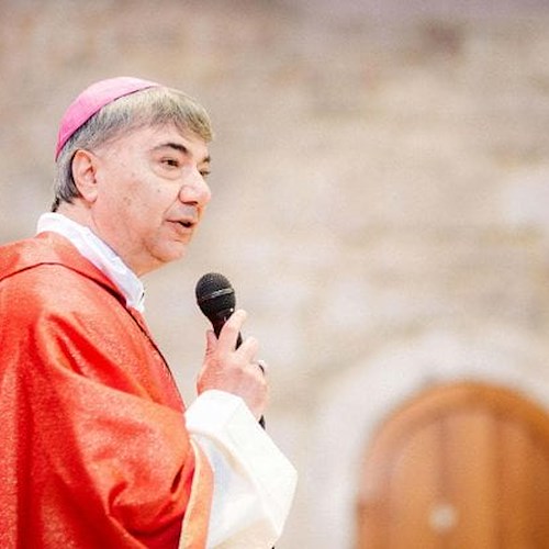 L'arcivescovo di Napoli Domenico Battaglia positivo al Covid-19. Era uscito a distribuire pane e coperte ai senza fissa dimora