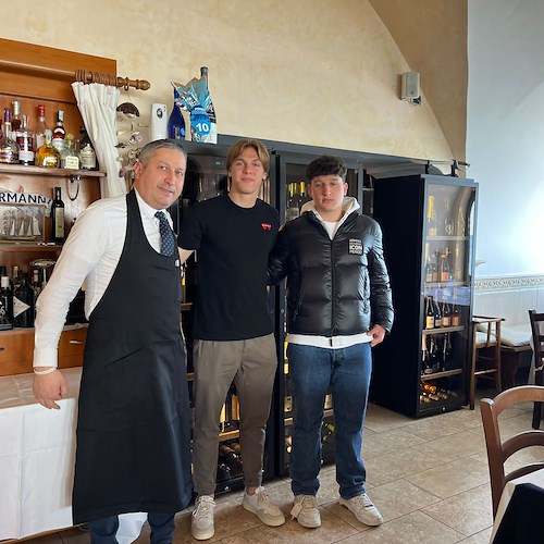 L'attaccante del Napoli Alessio Zerbin si rilassa in Costa d'Amalfi: tappe di gusto ad Amalfi e Maiori 