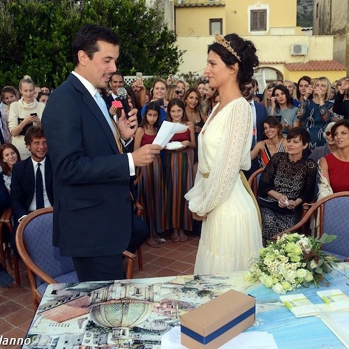 L'attrice Giulia Bevilacqua si rilassa a Positano, a settembre vi coronò il suo sogno d'amore