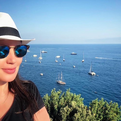 L'attrice libanese Darine Hamze in Costiera Amalfitana tra Positano e Capri