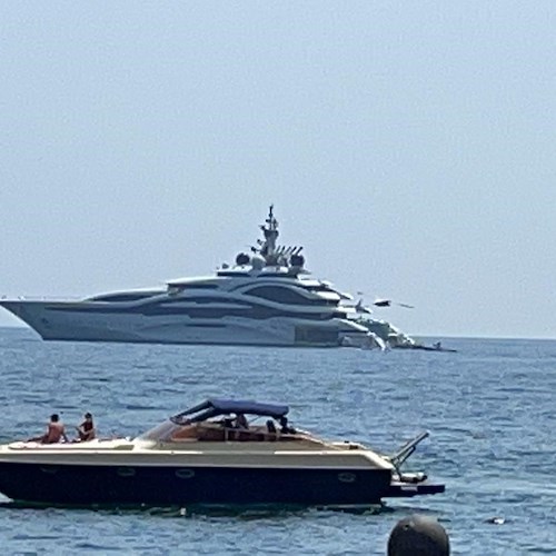 L’emiro del Qatar Al Thani in Costa d’Amalfi a bordo del super yacht Al Lusail. Ieri tappa da Sal De Riso