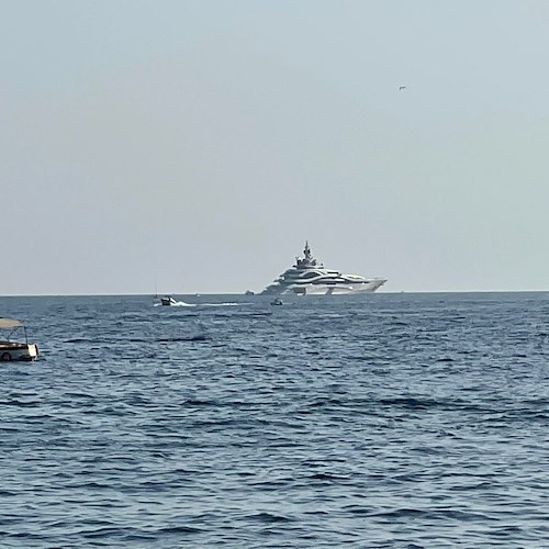 L’emiro del Qatar Al Thani in Costa d’Amalfi a bordo del super yacht Al Lusail. Ieri tappa da Sal De Riso