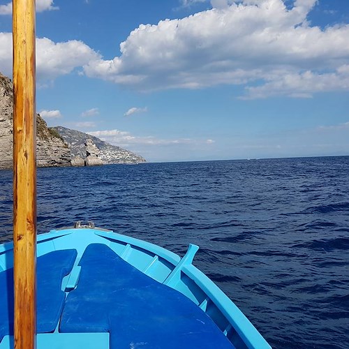 L'ultima barca a lasciare lo specchio d'acqua di Positano, l'amore per il mare è una storia di libertà