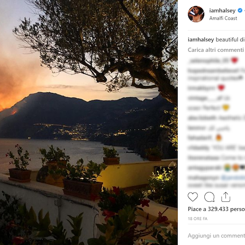 La cantante Halsey compie 24 anni a Positano e posta foto dell’incendio su Instagram: «Beautiful disaster»