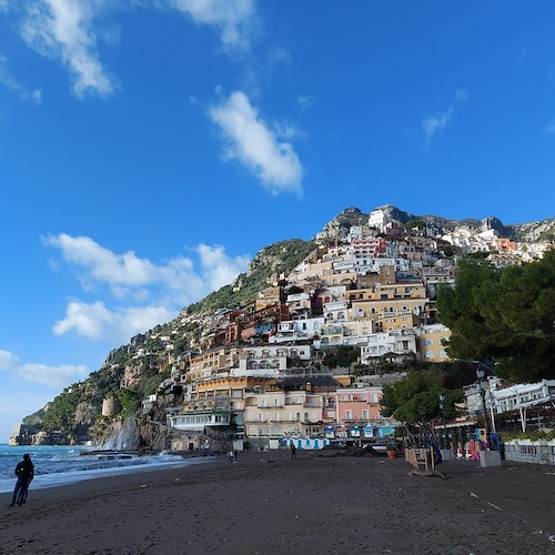 La Chiesa festeggia l'Apparizione della Beata Vergine della Medaglia Miracolosa. Meteo: nuvoloso. Good Morning Positano 