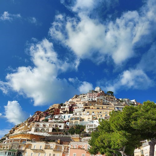 La Chiesa festeggia l'Apparizione della Beata Vergine della Medaglia Miracolosa. Meteo: nuvoloso. Good Morning Positano 