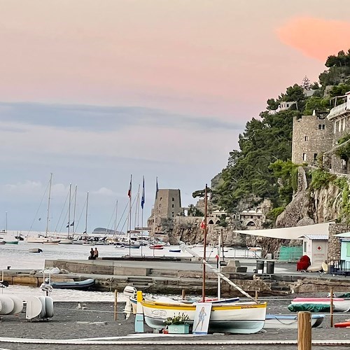 La Chiesa festeggia la Beata Maria Vergine Regina. Meteo: poco nuvoloso. Good Morning Amalficoast