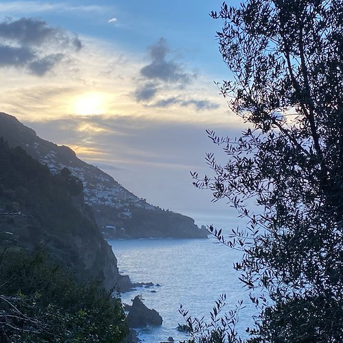 La Chiesa ricorda San Tommaso Beckett. Meteo: sereno poco nuvoloso. Good Morning Positano Notizie 