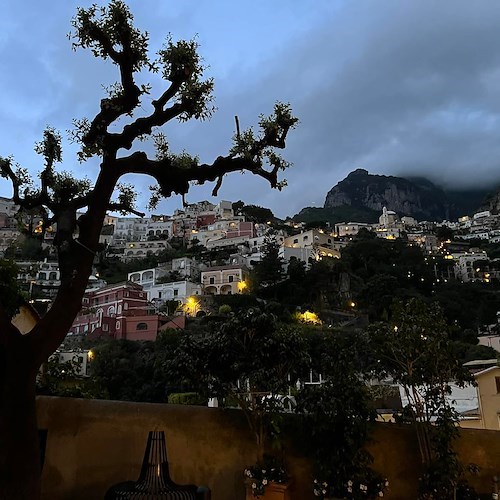 La Chiesa ricorda Santa Giovànna d'Arco. Meteo: sereno. Good Morning Positano