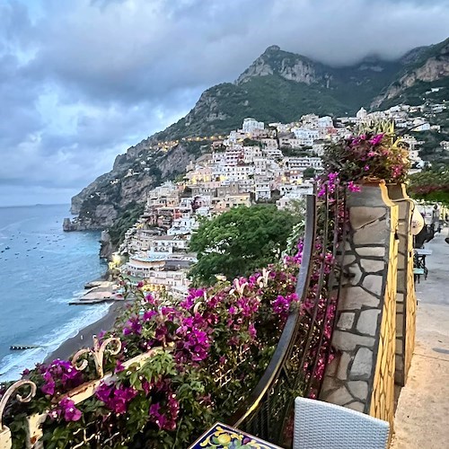 La Chiesa ricorda Santa Giovànna d'Arco. Meteo: sereno. Good Morning Positano