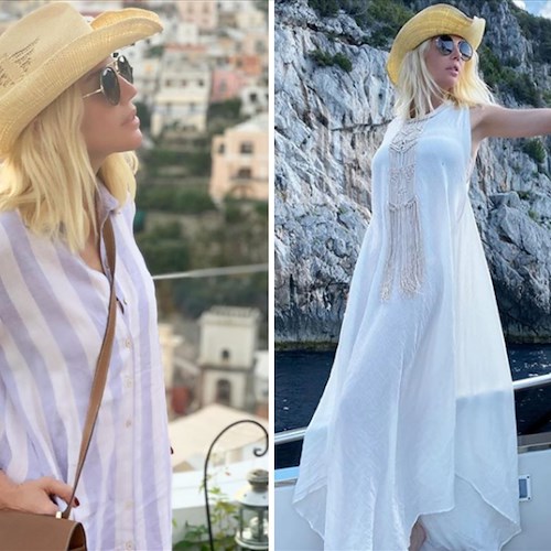 La conduttrice TV argentina Barbie Simons si rilassa tra Capri e Positano