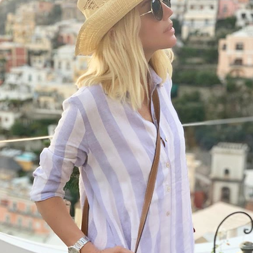 La conduttrice TV argentina Barbie Simons si rilassa tra Capri e Positano