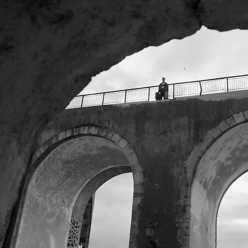 La Costa d'Amalfi in bianco e nero nel primo trailer ufficiale di "Ripley", la nuova serie Netflix [FOTO-VIDEO]