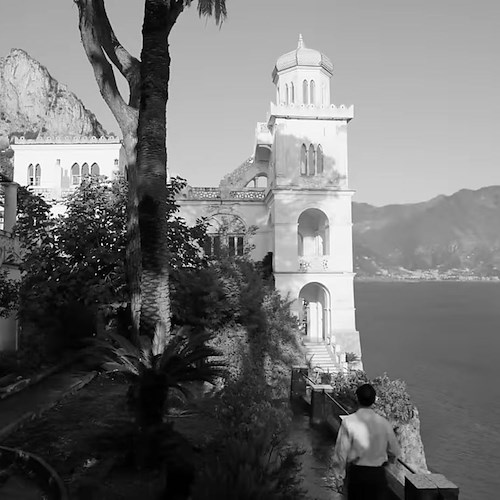 La Costa d'Amalfi in bianco e nero nel primo trailer ufficiale di "Ripley", la nuova serie Netflix [FOTO-VIDEO]