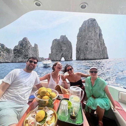 La Costa d'Amalfi "ruba" il cuore di Emilia Clarke, relax nella Divina per l'attrice de "Il trono di spade"