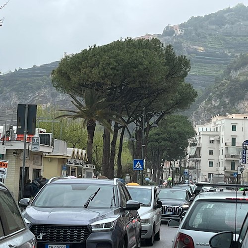 La Costiera Amalfitana nella morsa del traffico, lunghe code tra Positano e Maiori