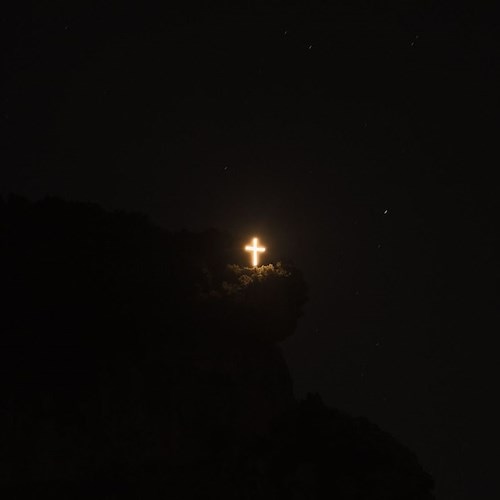 La Croce di Nocelle torna ad illuminare Positano in segno di speranza