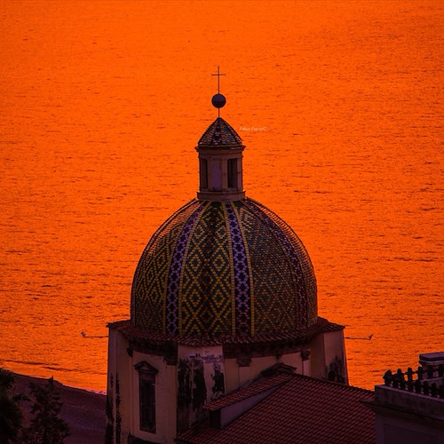 La cupola maiolicata della Chiesa Madre di Positano fotografata all'alba da Fabio Fusco