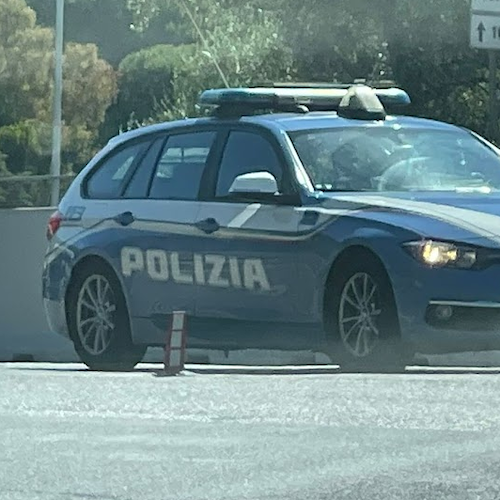 La fidanzata lo lascia, 27enne tenta il suicidio buttandosi da un cavalcavia sull'A1: salvato dalla polizia