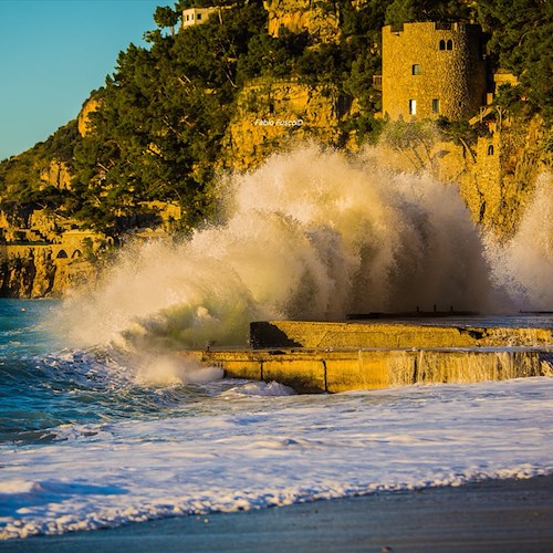 La forza e la bellezza del mare in tempesta a Positano negli scatti di Fabio Fusco