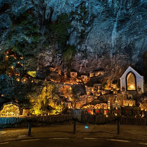 La Grotta di Fornillo si illumina con i colori del Natale, Positano tiene viva la tradizione 