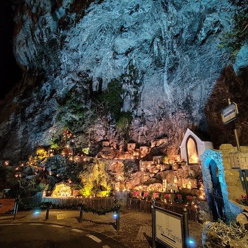 La Grotta di Fornillo si illumina con i colori del Natale, Positano tiene viva la tradizione 