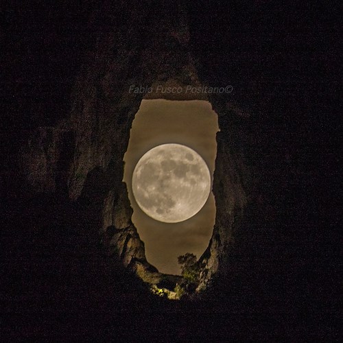 La Luna nel bucco nelle straordinarie immagini di Fabio Fusco: «A chi sa attendere, il tempo apre ogni porta»