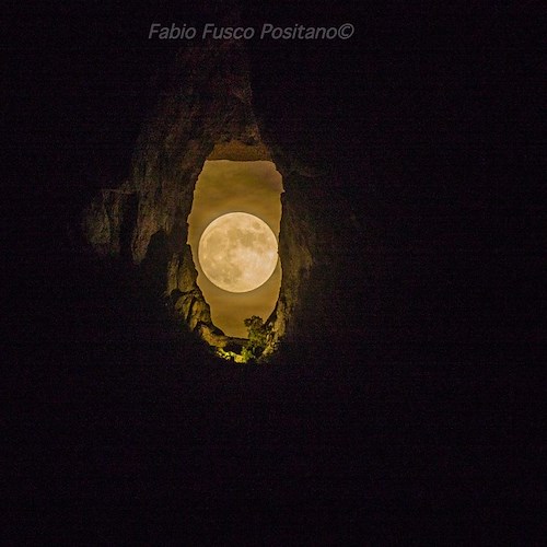La Luna nel bucco nelle straordinarie immagini di Fabio Fusco: «A chi sa attendere, il tempo apre ogni porta»