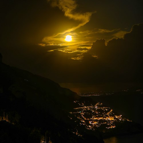 La "Luna Rosa di aprile" illumina Positano prima di un'impressionante tempesta di fulmini /Foto Fabio Fusco 