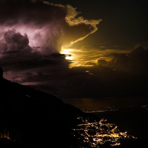 La "Luna Rosa di aprile" illumina Positano prima di un'impressionante tempesta di fulmini /Foto Fabio Fusco 