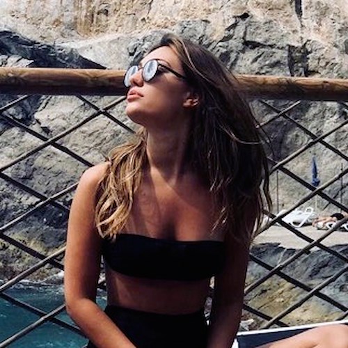 La modella e influencer Angela Caloisi racconta un brutto episodio vissuto in spiaggia a Positano: “Forse esagero ma è qualcosa che assomiglia molto alla camorra” /Video