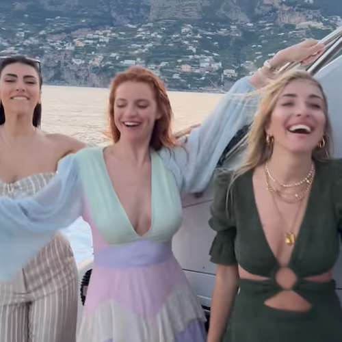 La modella Giulia Salemi e l'attrice Ludovica Bizzaglia si rilassano a Positano 