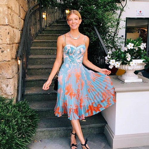 La modella Nikki Sharp festeggia il suo compleanno tra la Costa d'Amalfi e Sorrento 