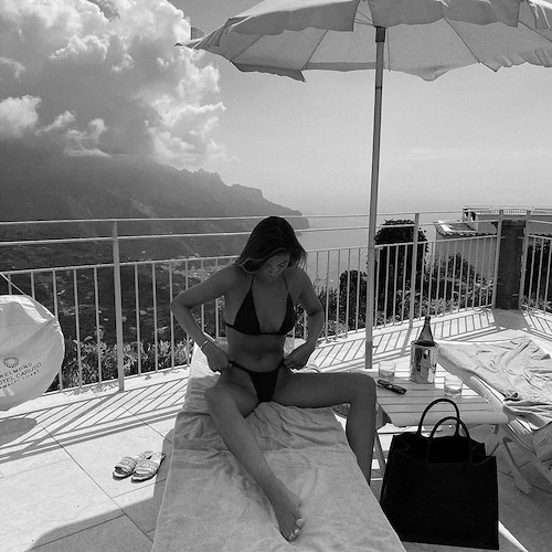 La modella tedesca Lorena Rae si rilassa in Costiera Amalfitana tra Ravello e Positano