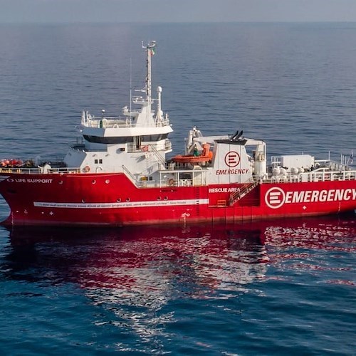 La nave ong Life Support attracca nel porto di Livorno. A bordo 142 migranti: «Noi, picchiati e torturati»