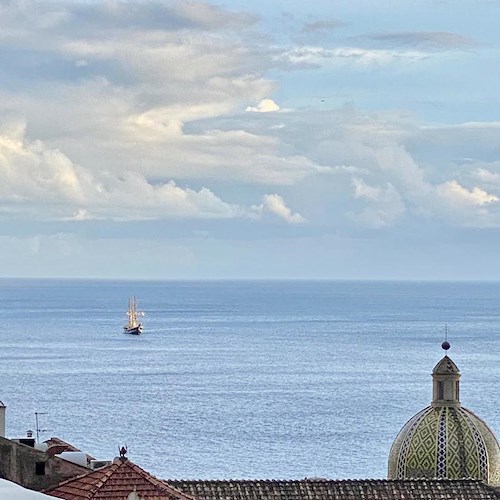 La nave scuola "Palinuro" indugia in Costa d'Amalfi, fotografata a Positano vicino a "Li Galli"