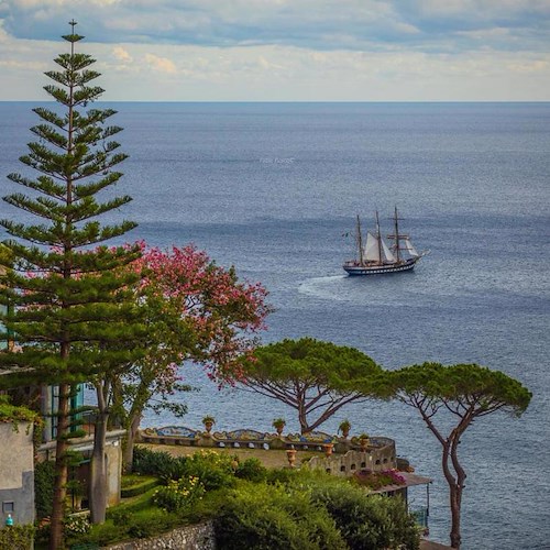La nave scuola "Palinuro" indugia in Costa d'Amalfi, fotografata a Positano vicino a "Li Galli"