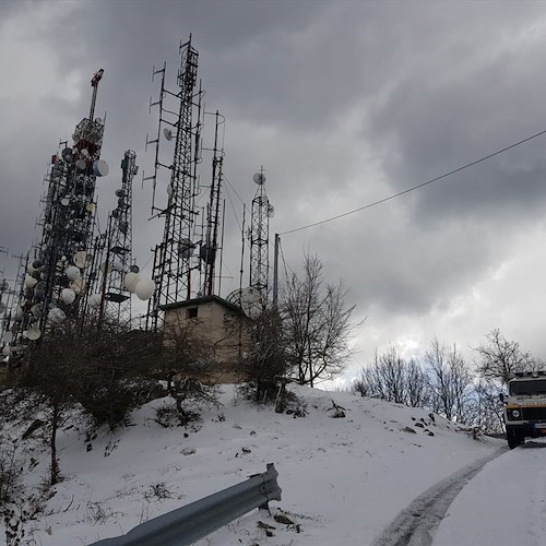 La neve impedisce la sostituzione delle batterie ad un ripetitore radio, volontari Millenium portano tecnici in cima