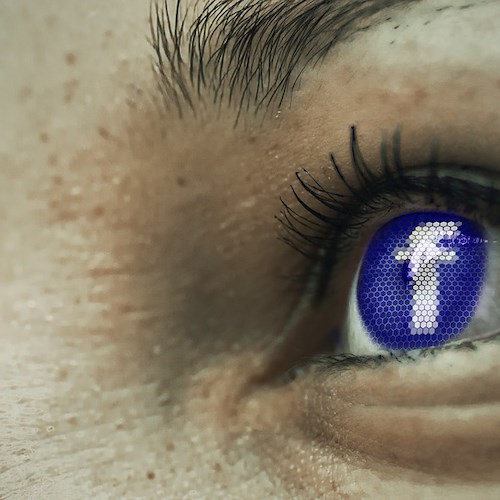 “La nuova regola di Facebook sulle foto” il post bufala in odore di Covid torna virale