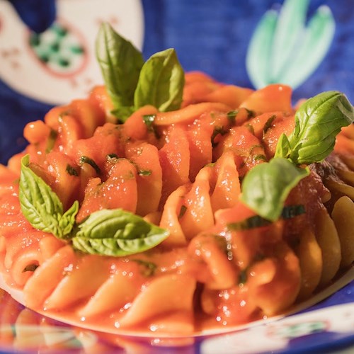 La pasta ai “Tre pomodori” di Gennaro Russo, executive chef di “Le Sirenuse” [RICETTA]