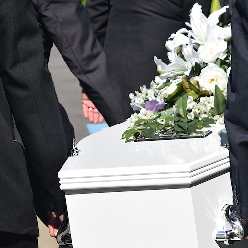 La piccola Lucia muore a soli 7 anni, oggi funerali e lutto cittadino a Montecorvino Rovella 