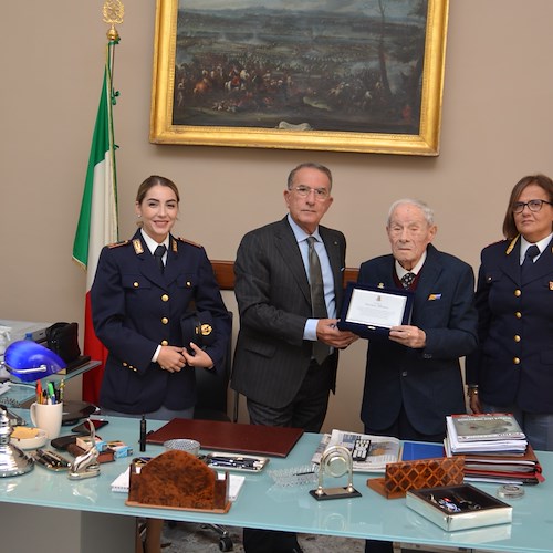 La Questura di Caserta omaggia Alfonso Ferrara per i suoi 104 anni: è il poliziotto più longevo d'Italia