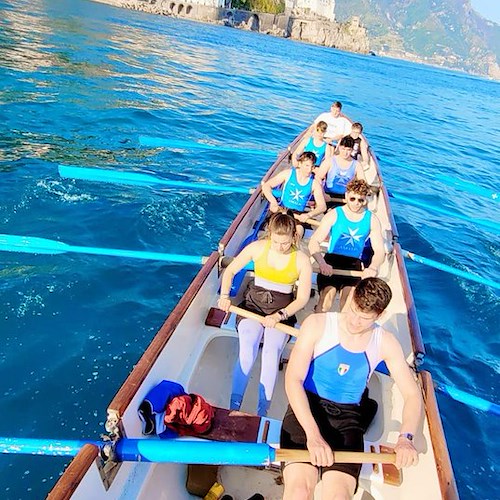 La Regata Repubbliche Marinare si tinge di rosa, ad Amalfi un nuovo mini-palio con equipaggio misto